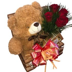 thumb-arranjo-de-rosas-chocolates-e-urso-no-bau-0